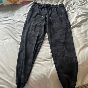 lululemon black camo joggers size 4!!